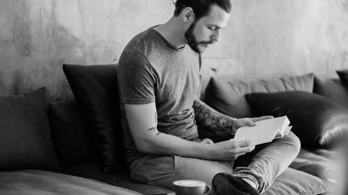 Technische Arbeitsumgebung mit Computer und Bildschirm für Online-Seminare