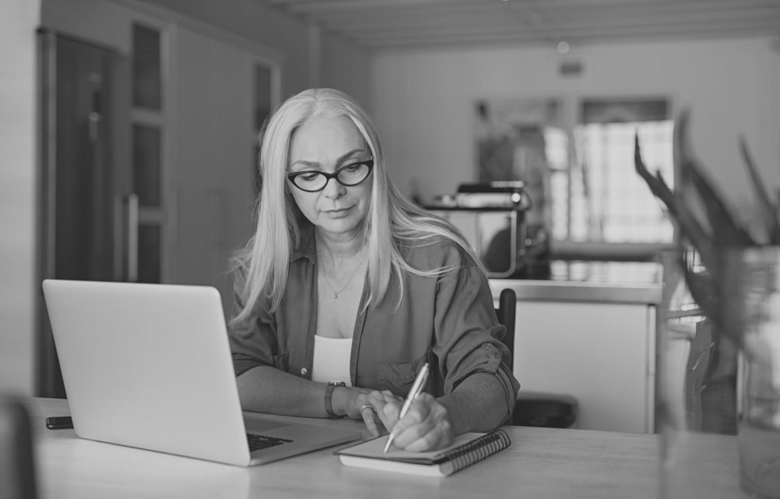 Teilnehmer arbeiten gemeinsam an technischen Problemen in einer Lernumgebung