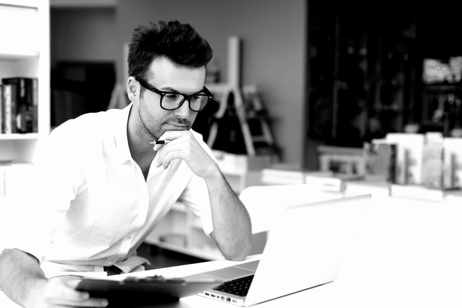 Teilnehmer während eines technischen Support-Seminars bei der praktischen Übung